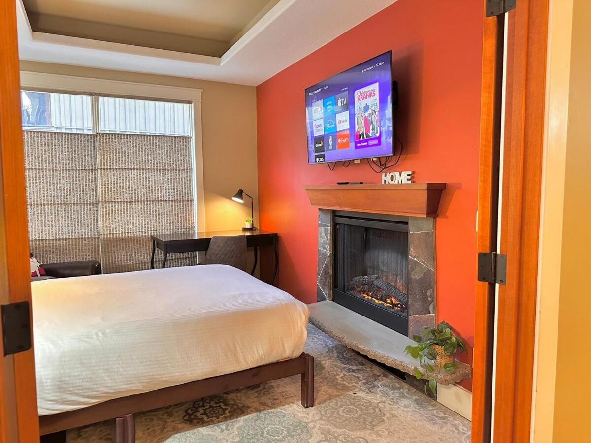 C111 Canmore World Class Solara Resort - Hot tub, Pool, Gym, AirCon, Free Parking & Netflix
