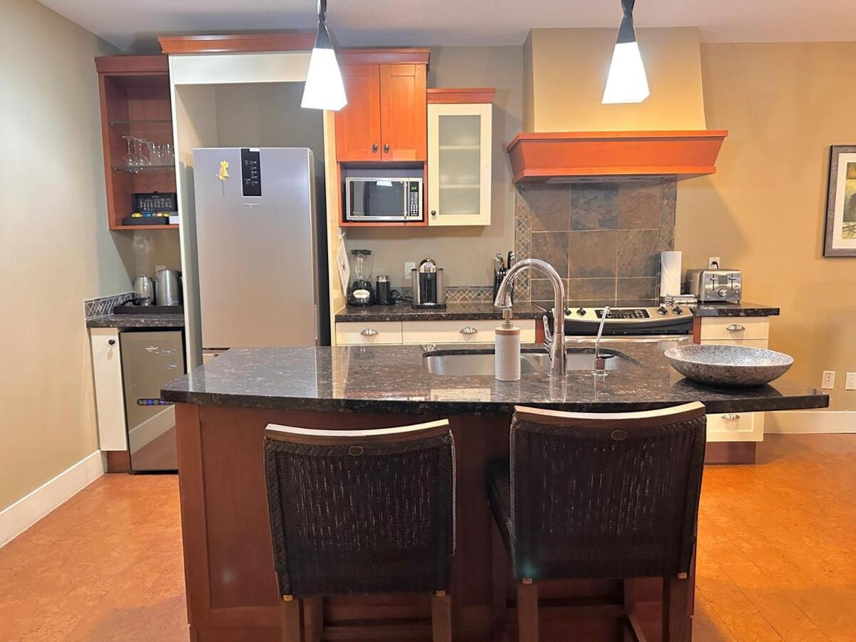 C111 Canmore World Class Solara Resort - Hot tub, Pool, Gym, AirCon, Free Parking & Netflix