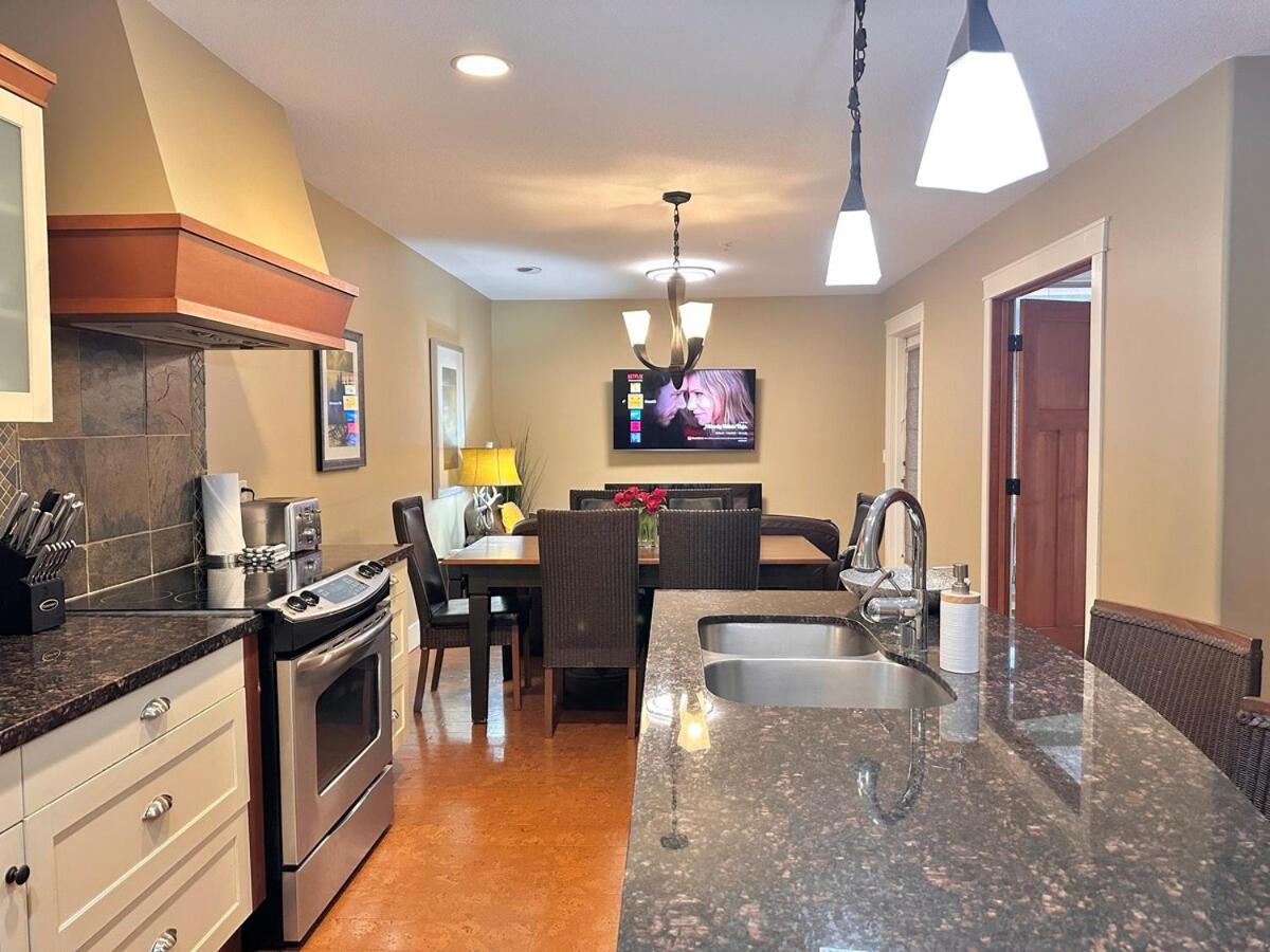 C111 Canmore World Class Solara Resort - Hot tub, Pool, Gym, AirCon, Free Parking & Netflix
