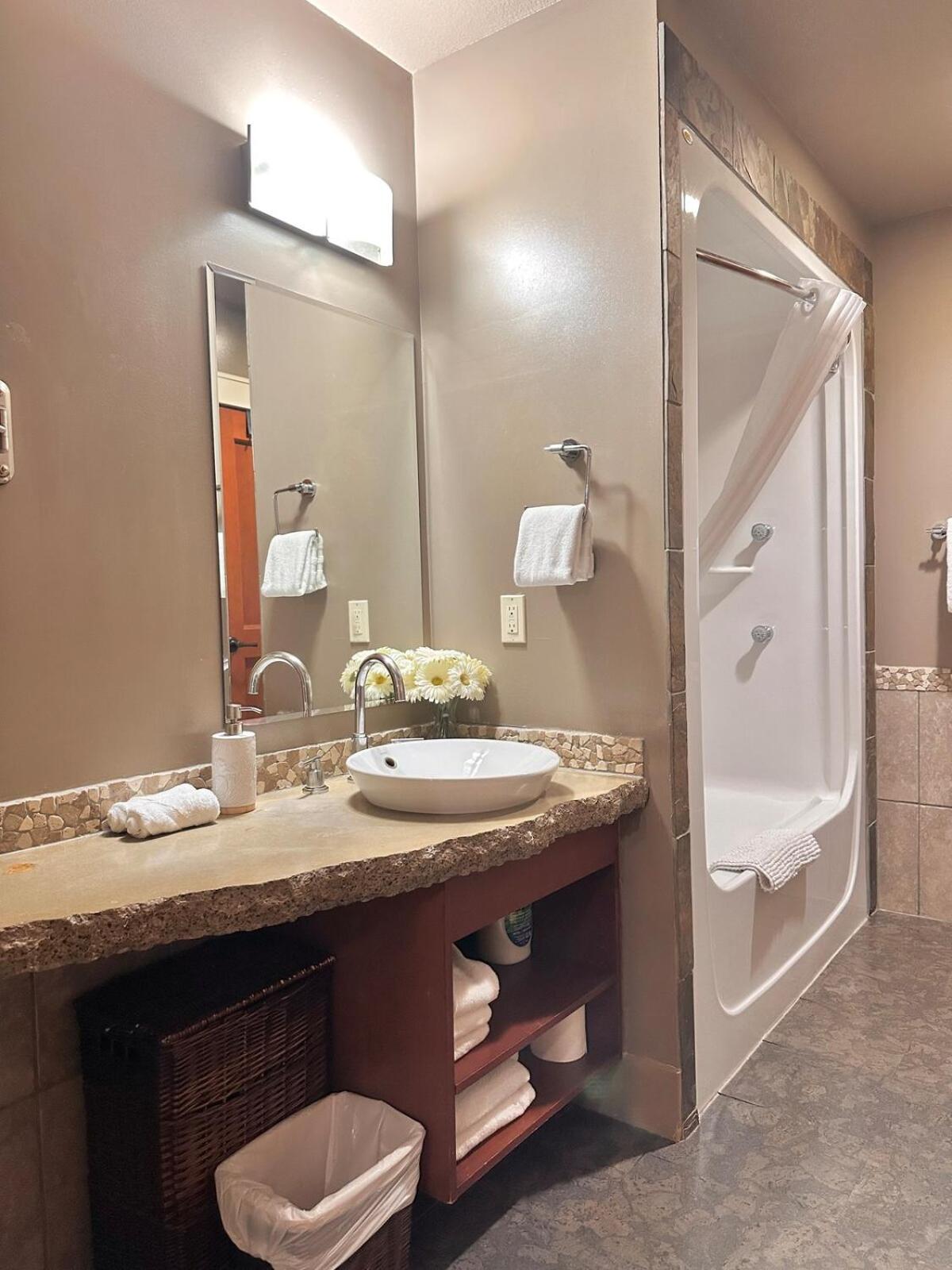 C111 Canmore World Class Solara Resort - Hot tub, Pool, Gym, AirCon, Free Parking & Netflix
