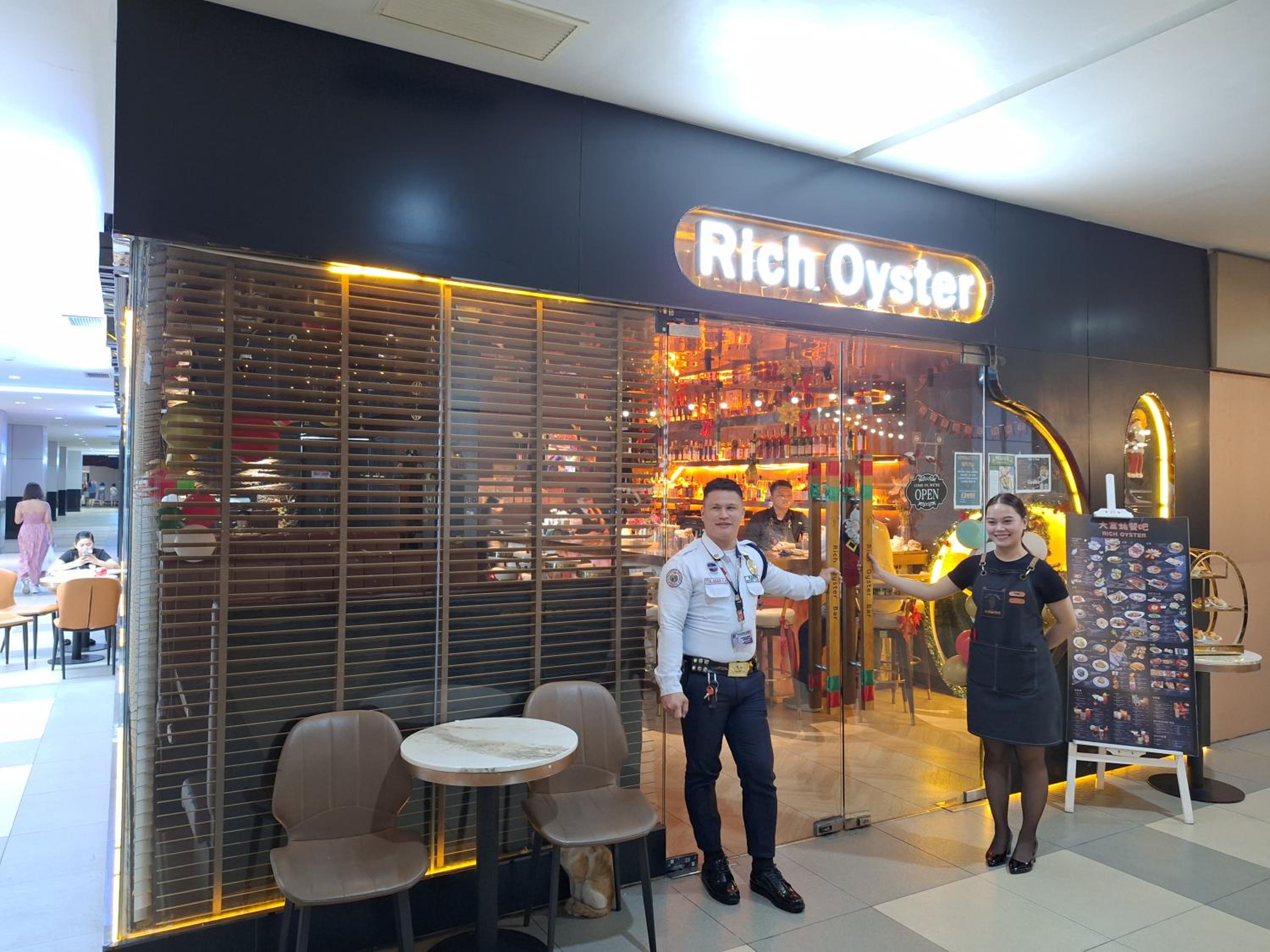 Velvet Room near MOA with a Cozy, Comfy Bed