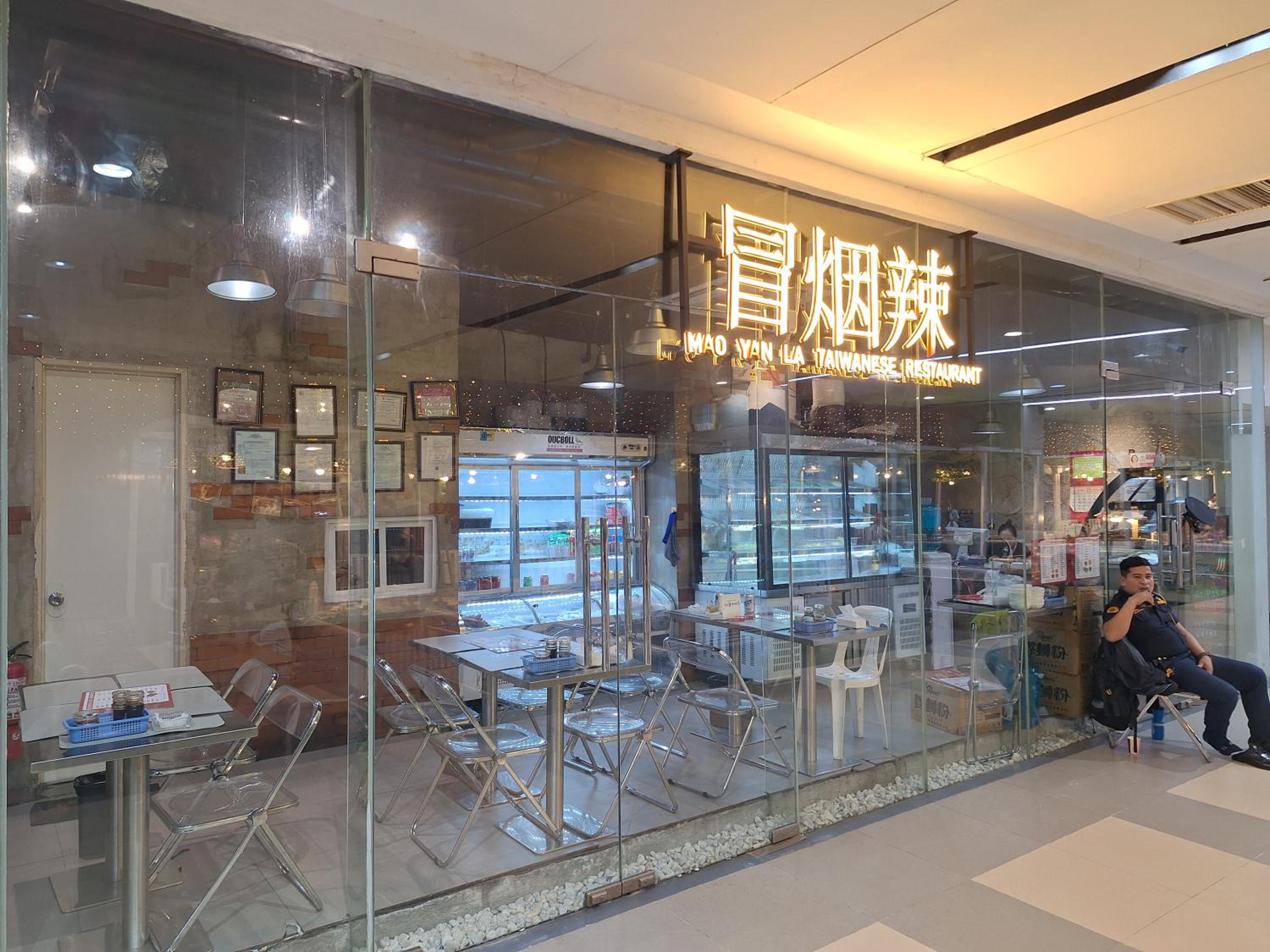 Velvet Room near MOA with a Cozy, Comfy Bed