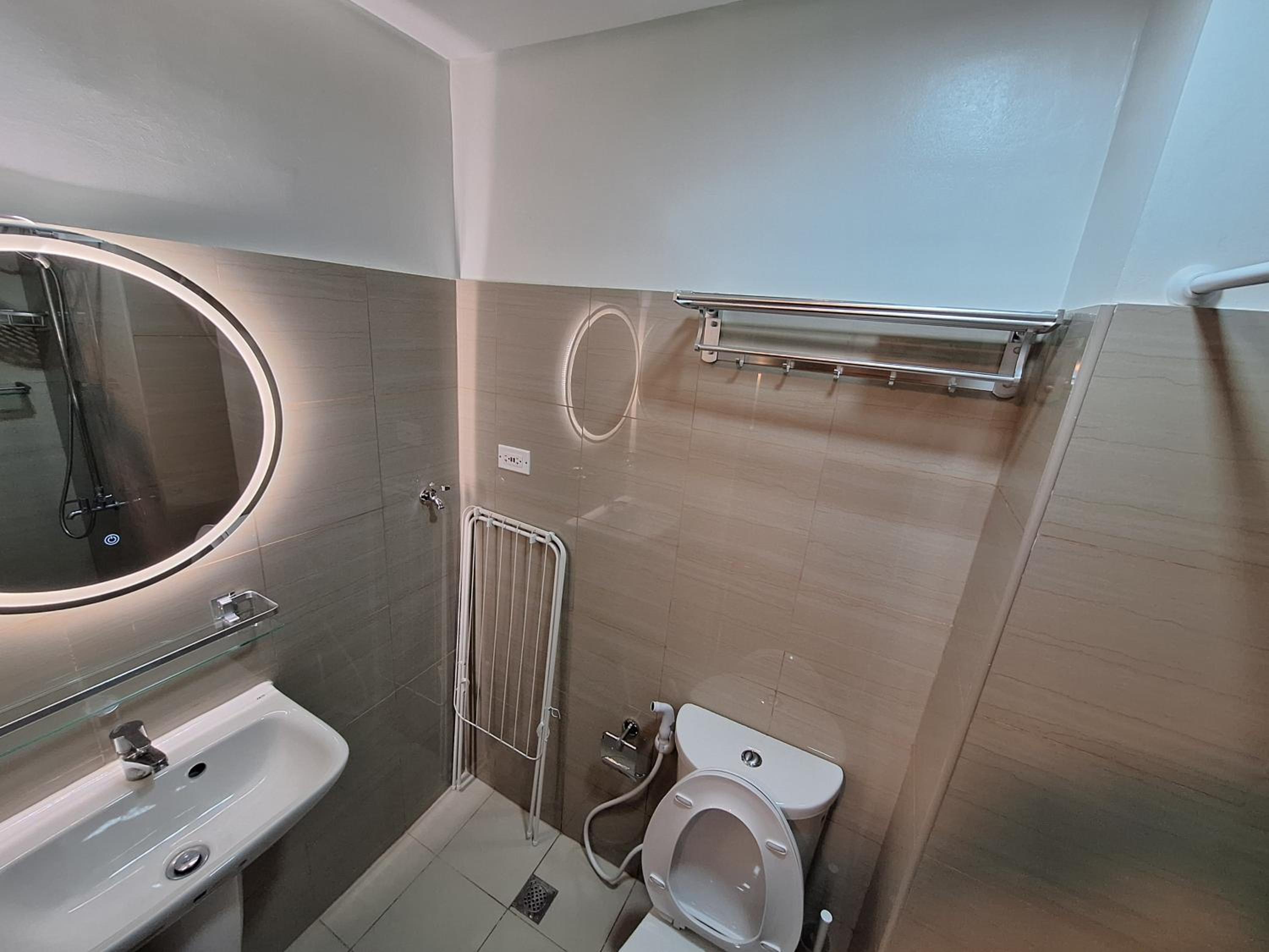Velvet Room near MOA with a Cozy, Comfy Bed