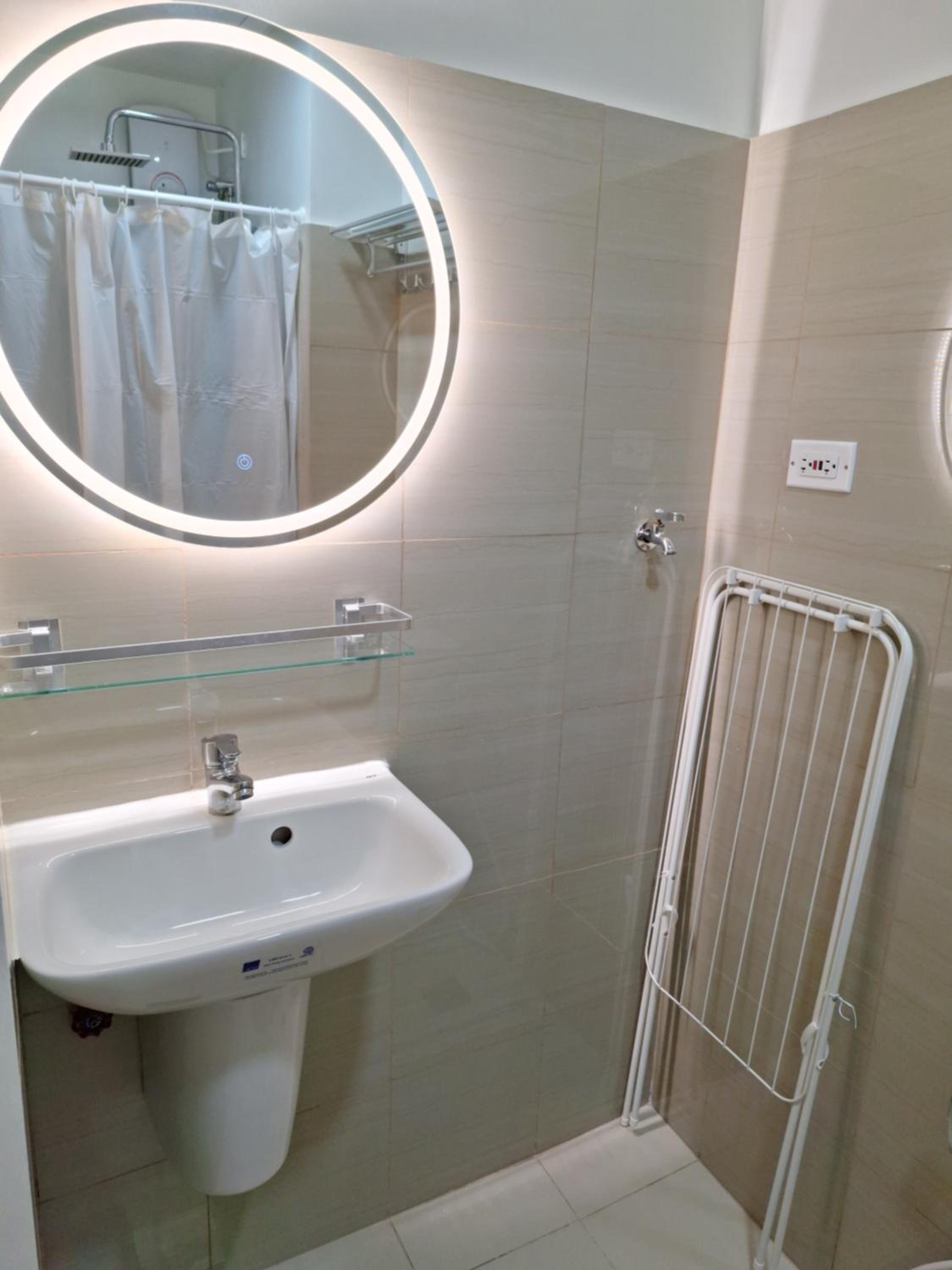 Velvet Room near MOA with a Cozy, Comfy Bed