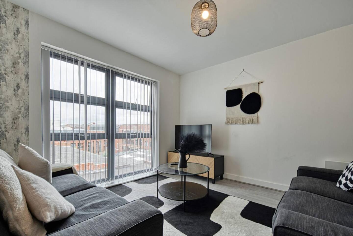 Modern 2-Bed Flat with WiFi Near Central Birmingham