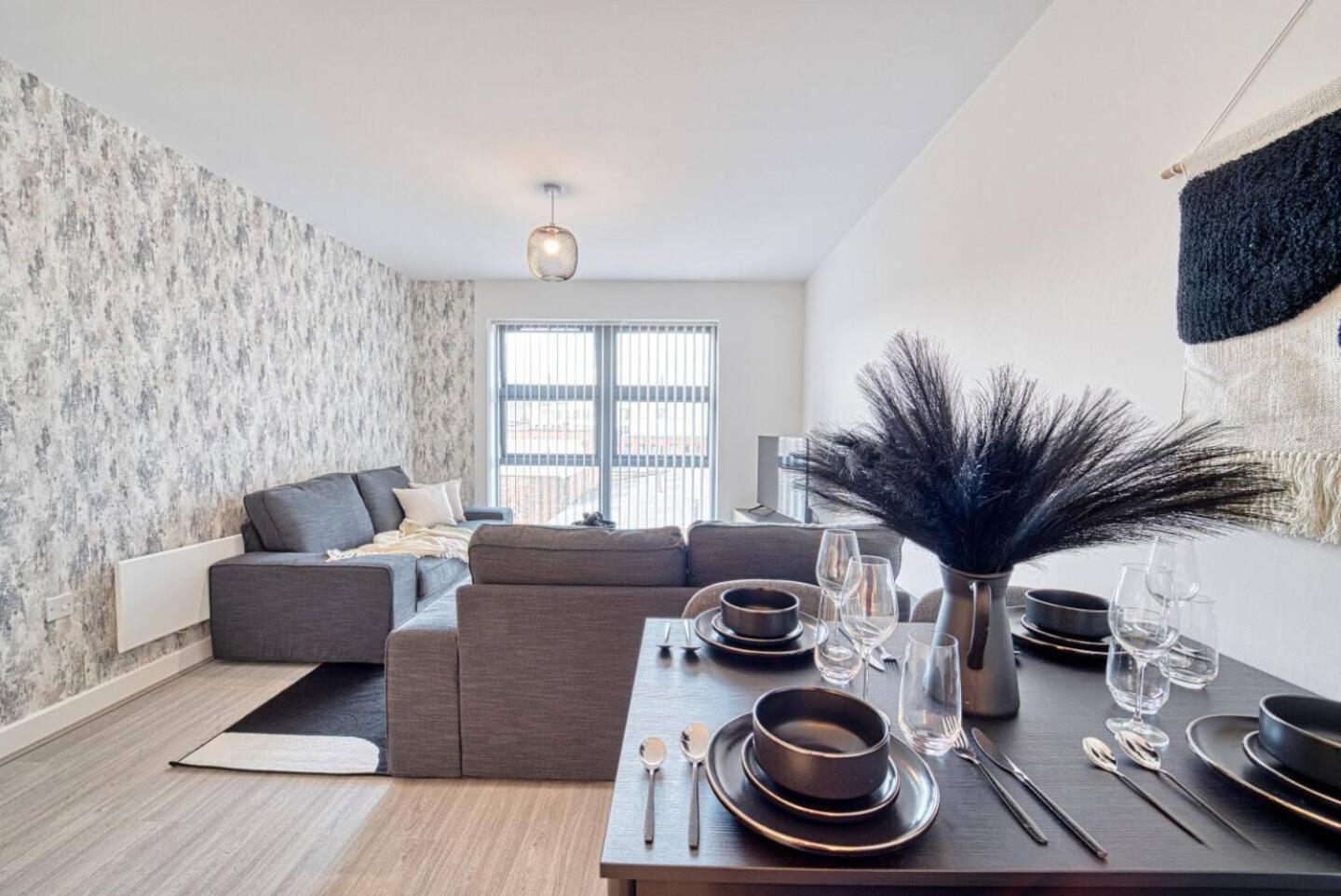 Modern 2-Bed Flat with WiFi Near Central Birmingham