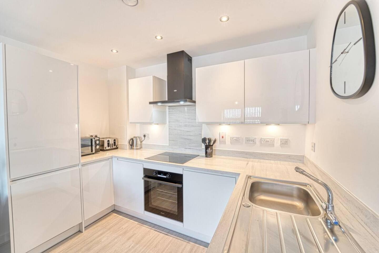 Modern 2-Bed Flat with WiFi Near Central Birmingham