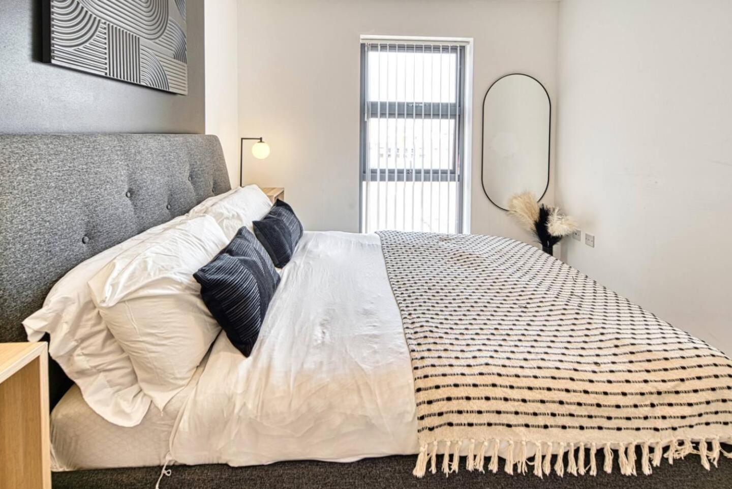 Modern 2-Bed Flat with WiFi Near Central Birmingham