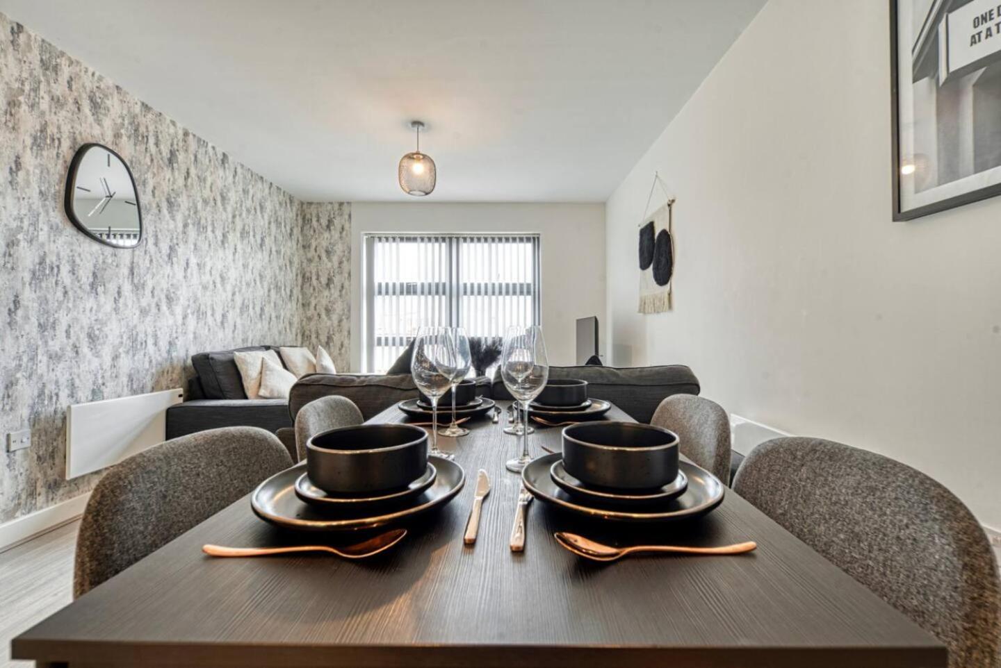 Modern 2-Bed Flat with WiFi Near Central Birmingham