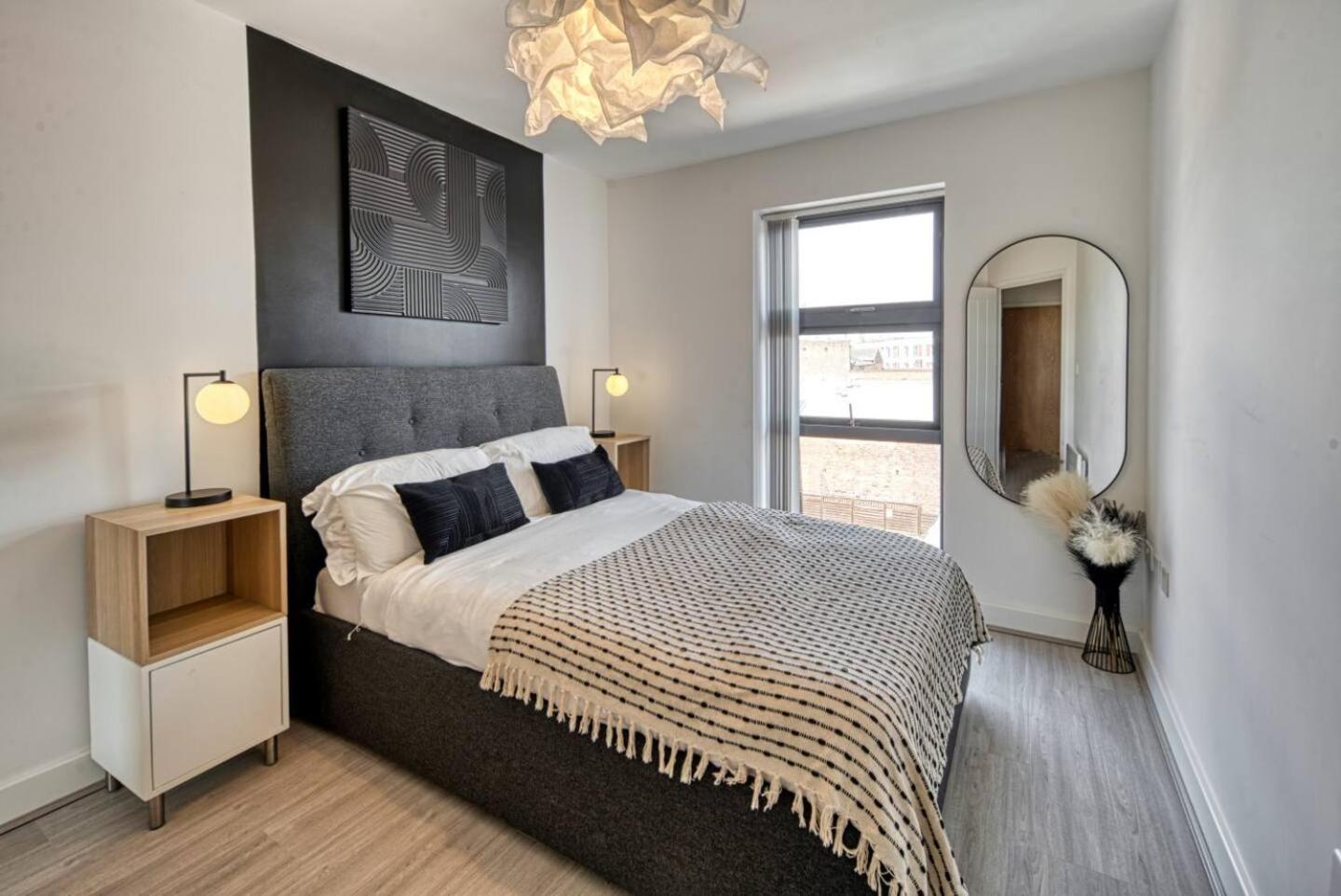 Modern 2-Bed Flat with WiFi Near Central Birmingham