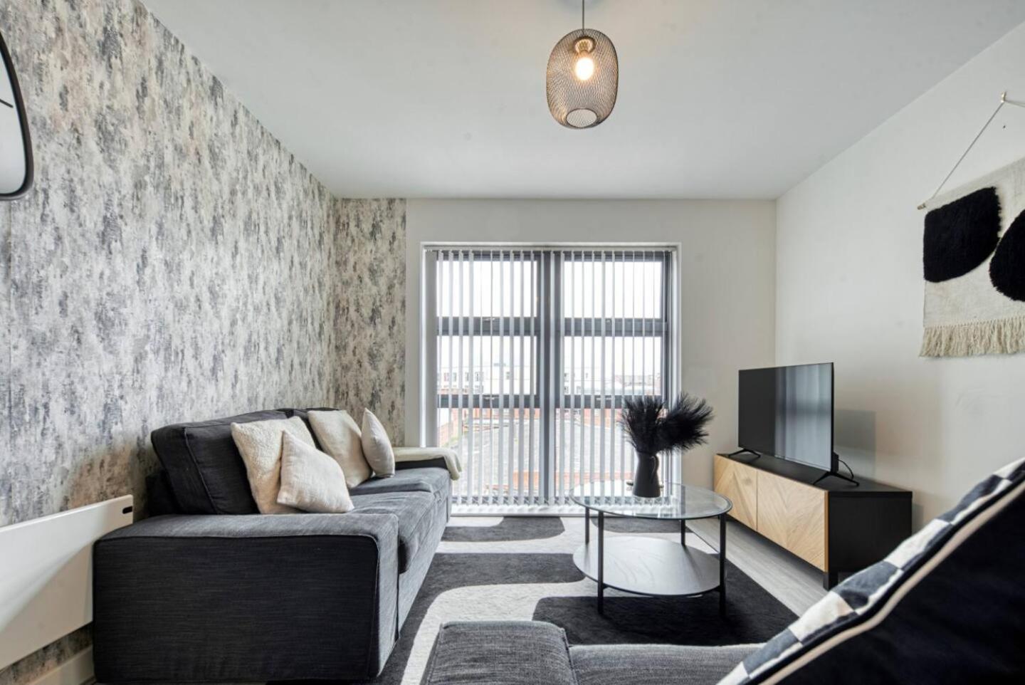 Modern 2-Bed Flat with WiFi Near Central Birmingham