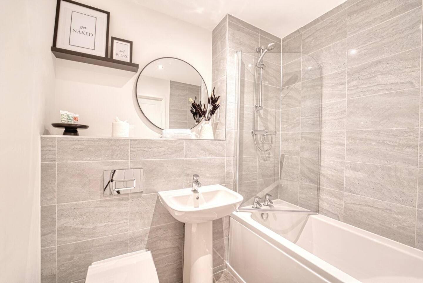 Modern 2-Bed Flat with WiFi Near Central Birmingham