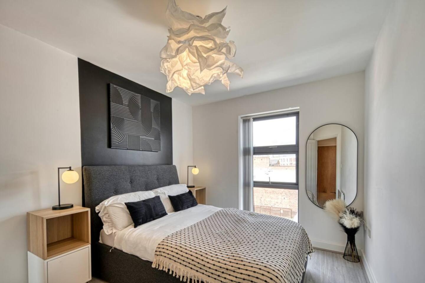 Modern 2-Bed Flat with WiFi Near Central Birmingham