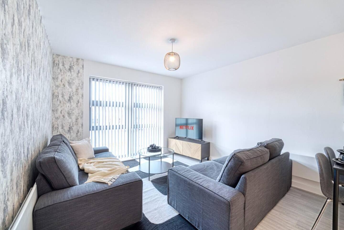 Modern 2-Bed Flat with WiFi Near Central Birmingham