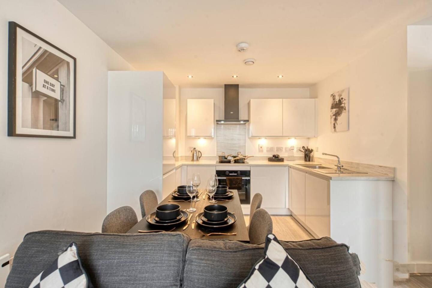 Modern 2-Bed Flat with WiFi Near Central Birmingham