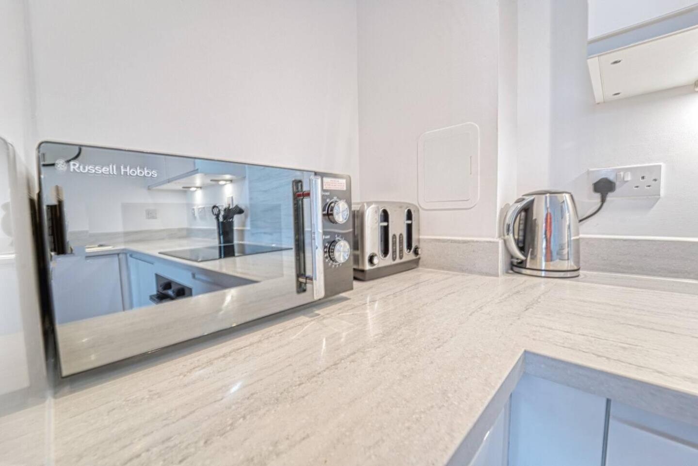 Modern 2-Bed Flat with WiFi Near Central Birmingham