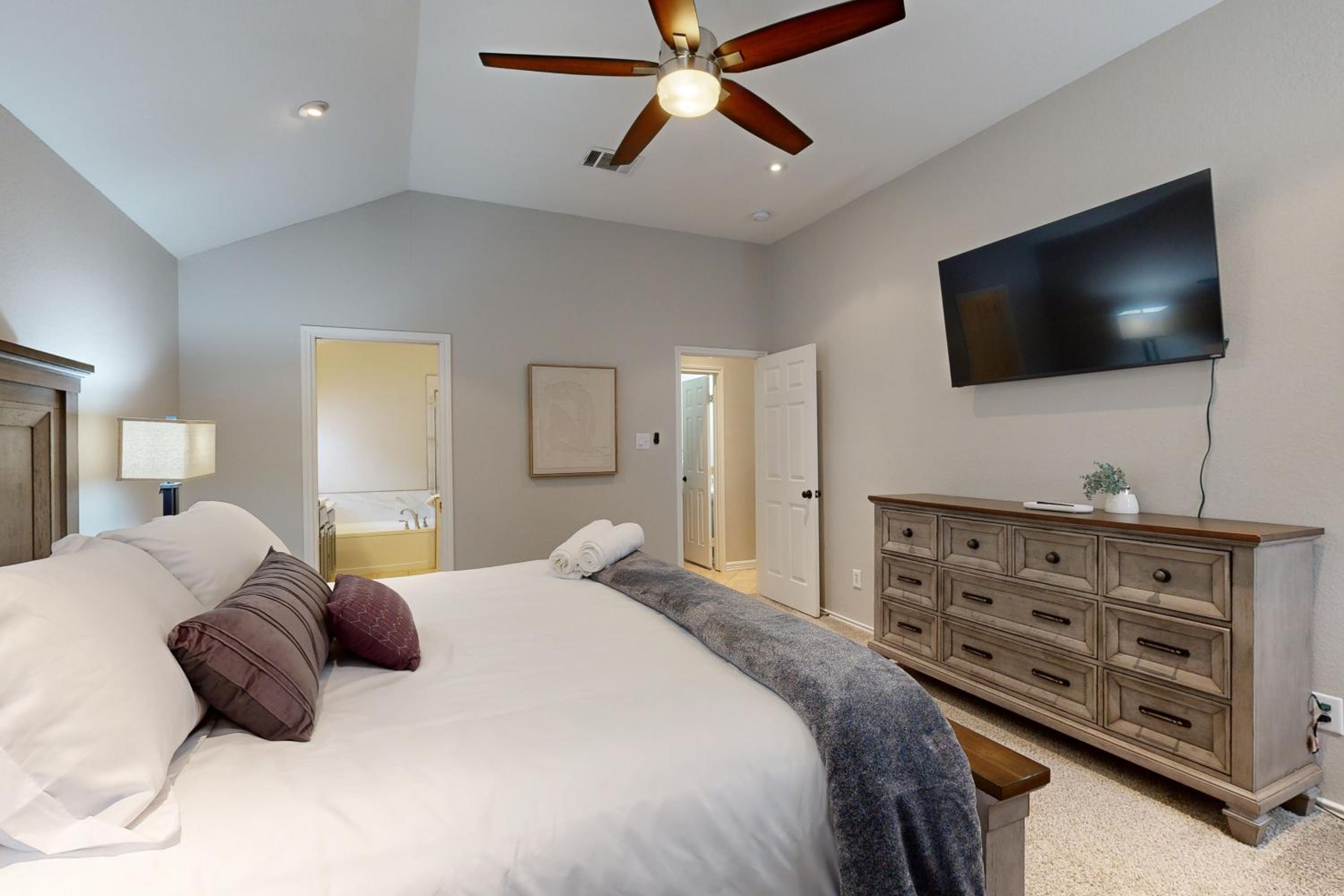 4 BR Spacious Modern Home with Game Room and WiFi