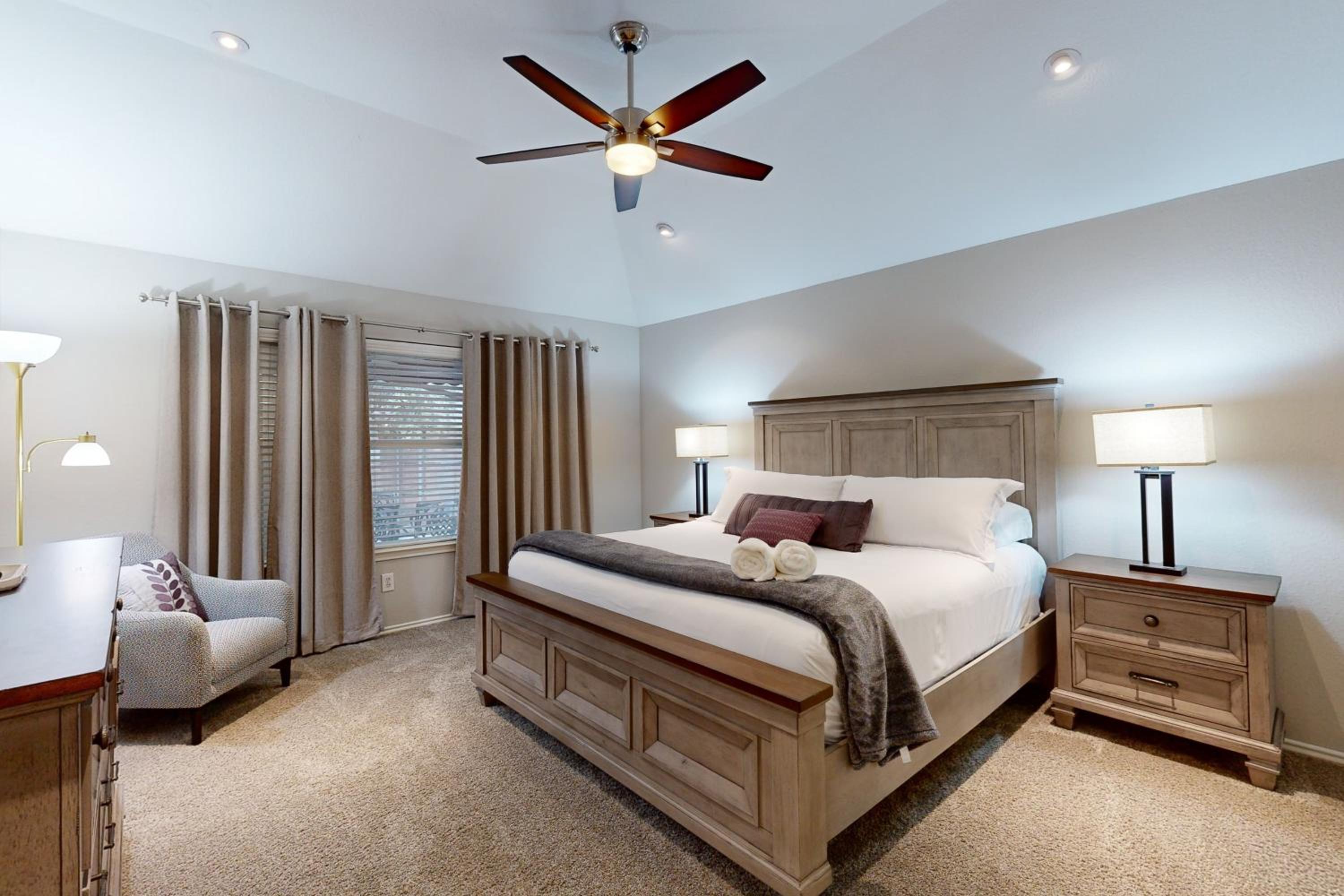 4 BR Spacious Modern Home with Game Room and WiFi