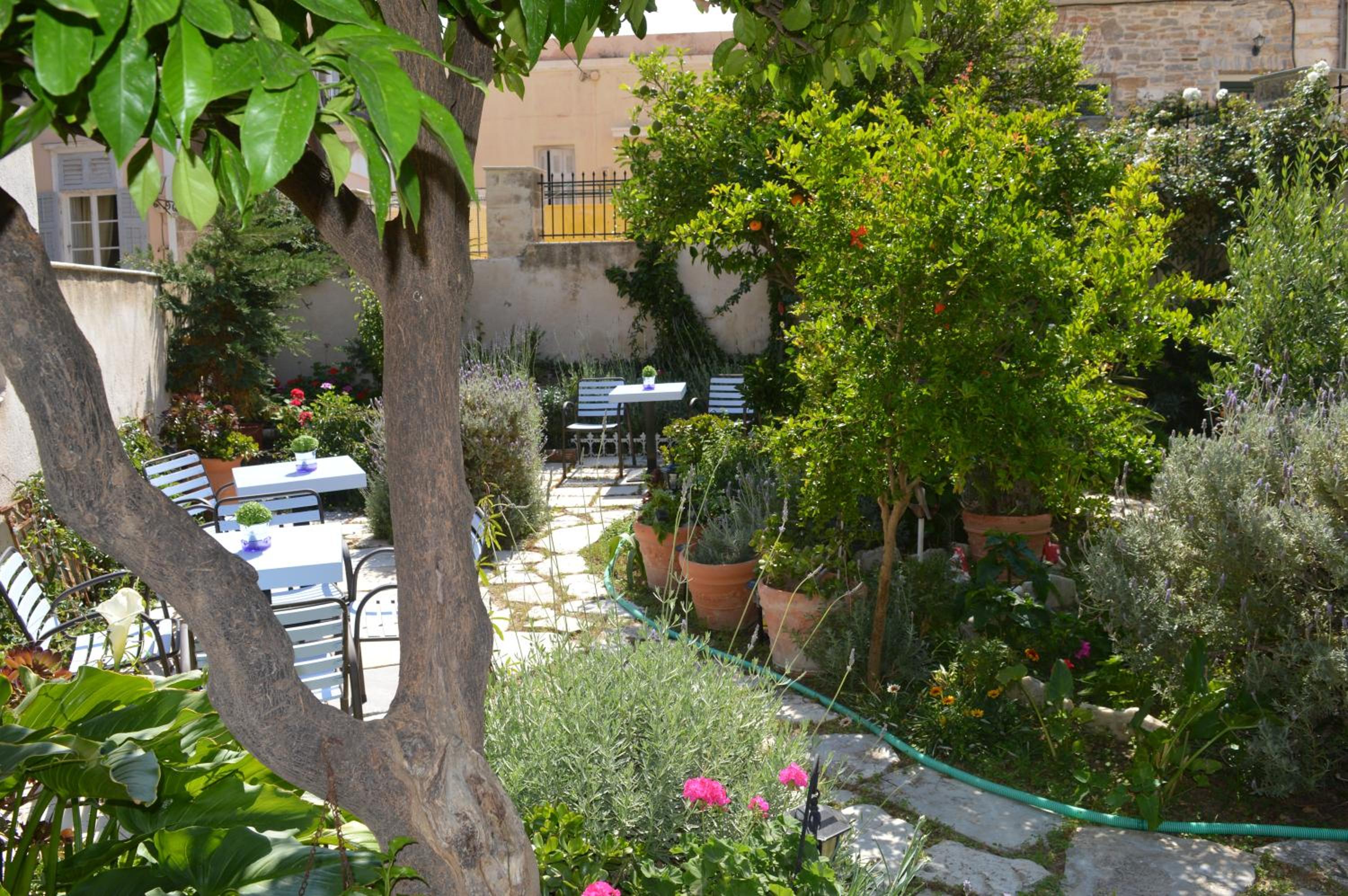 Antouanetta Apartments