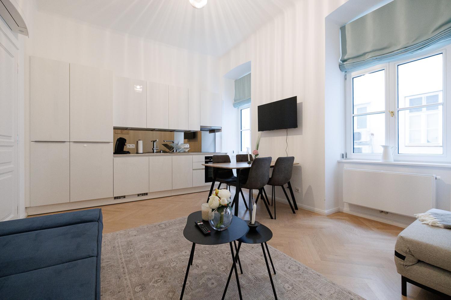 Stylish 1-Bedroom 2-Bath by Canal Minutes from Historic Centre