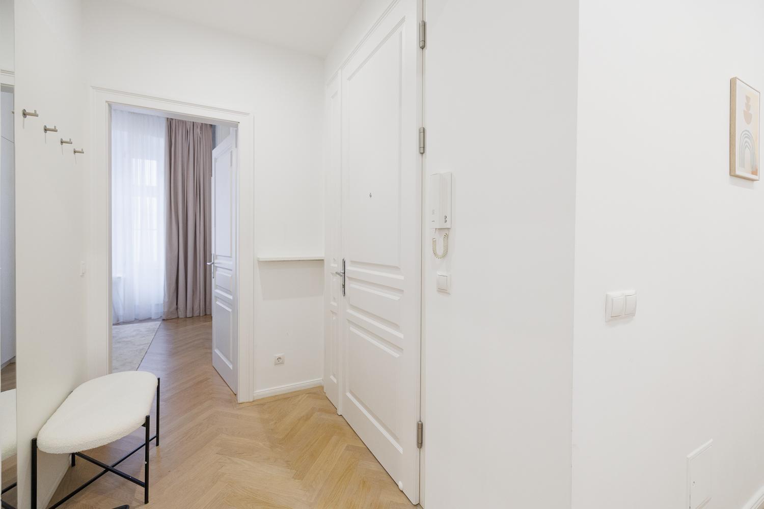 Stylish 1-Bedroom 2-Bath by Canal Minutes from Historic Centre
