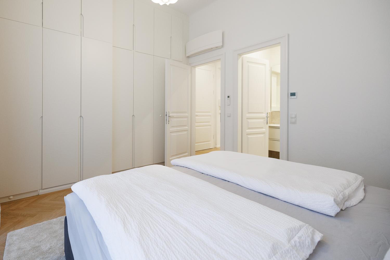 Stylish 1-Bedroom 2-Bath by Canal Minutes from Historic Centre