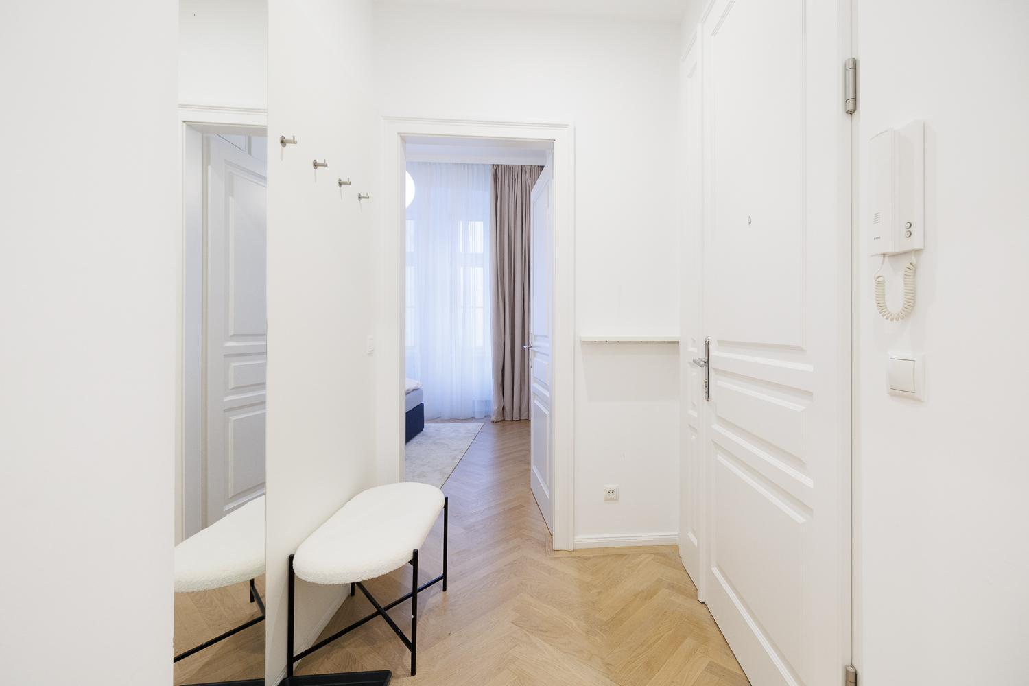 Stylish 1-Bedroom 2-Bath by Canal Minutes from Historic Centre