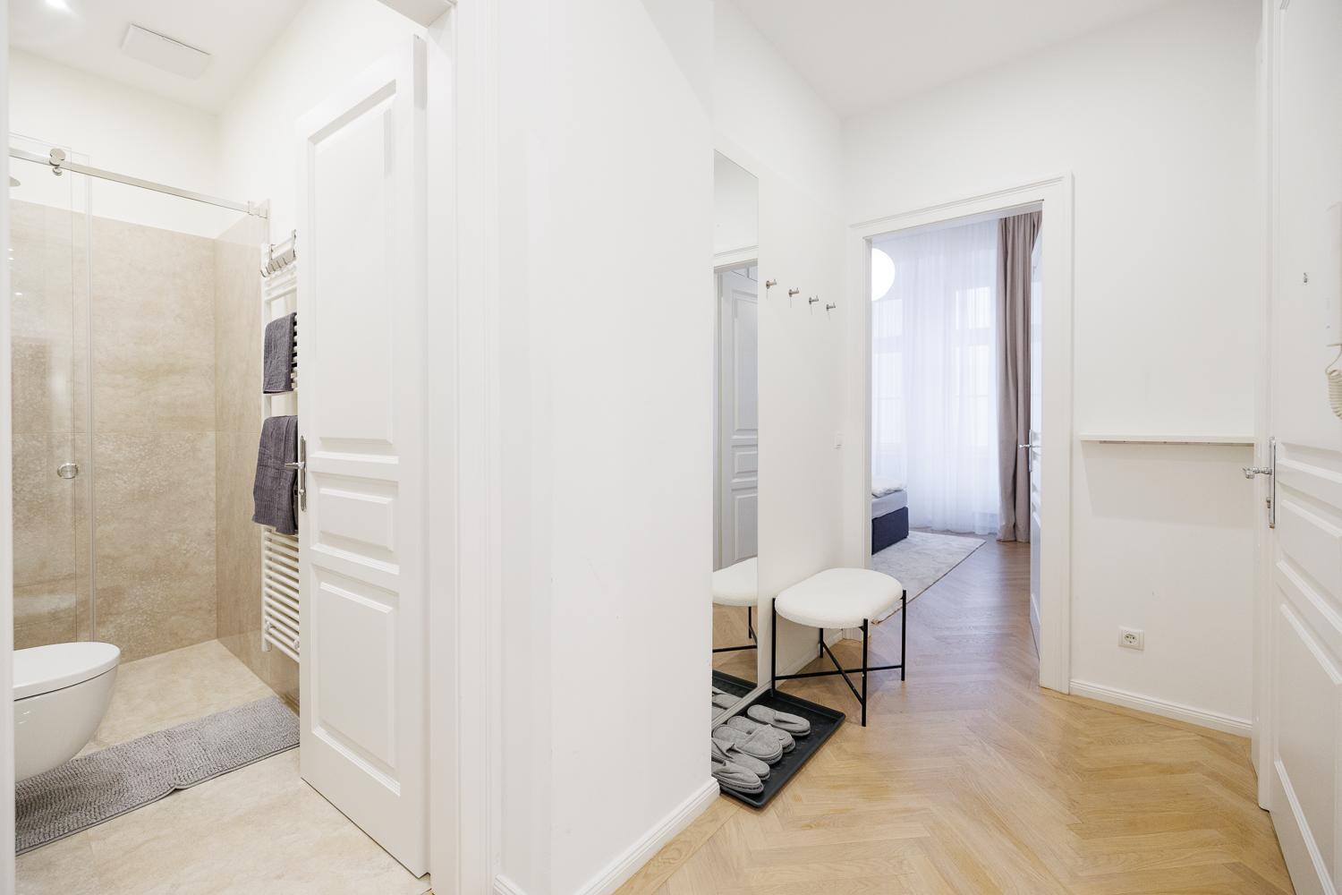 Stylish 1-Bedroom 2-Bath by Canal Minutes from Historic Centre