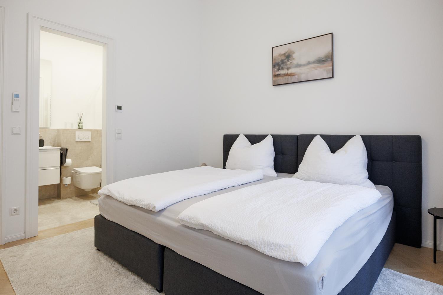 Stylish 1-Bedroom 2-Bath by Canal Minutes from Historic Centre