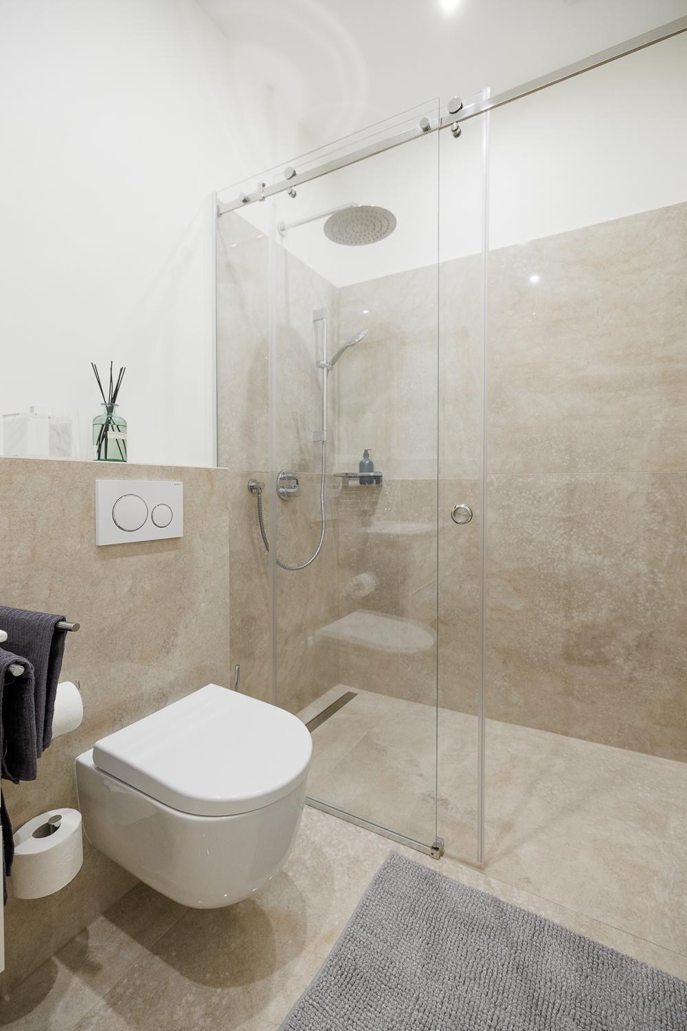 Stylish 1-Bedroom 2-Bath by Canal Minutes from Historic Centre
