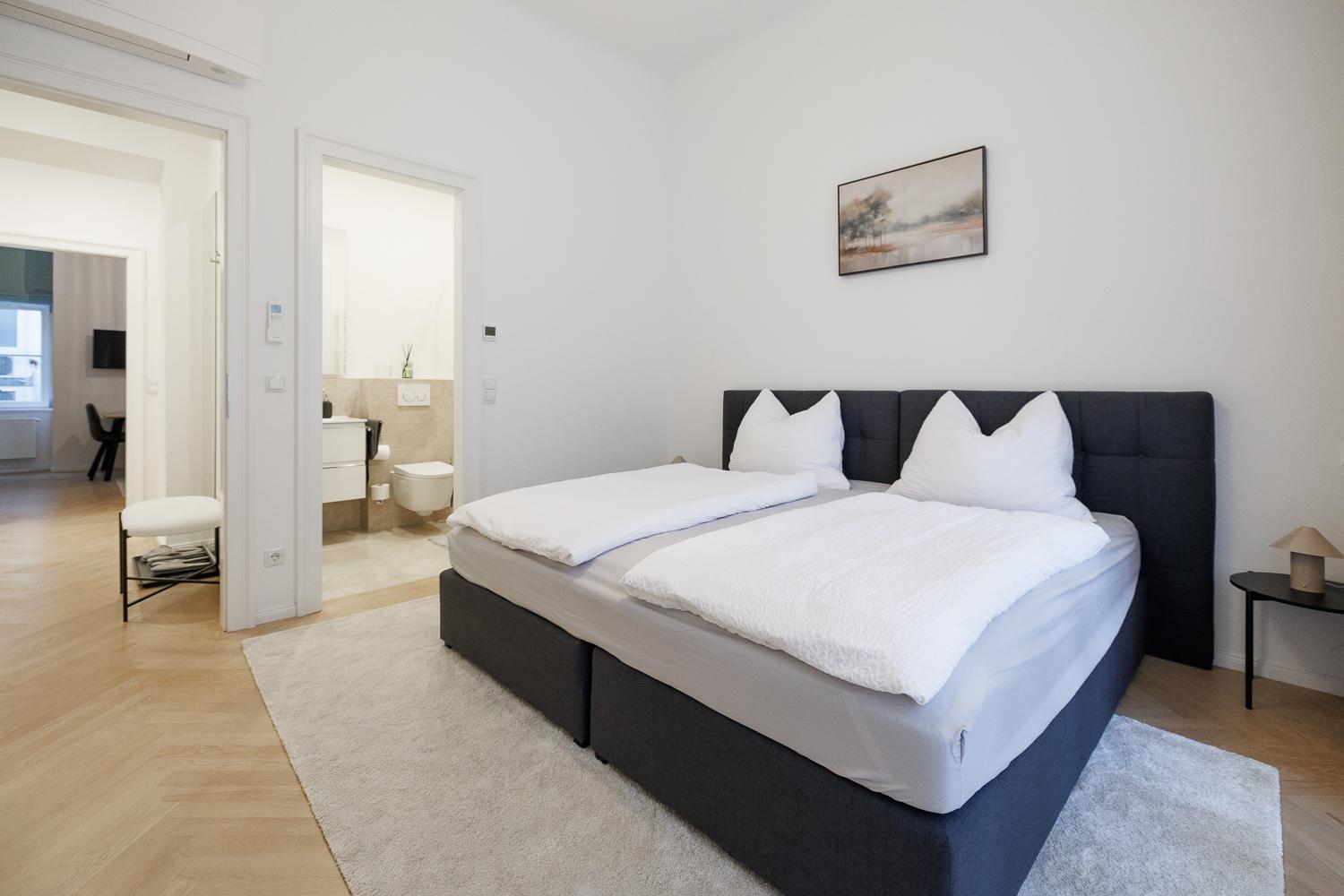 Stylish 1-Bedroom 2-Bath by Canal Minutes from Historic Centre