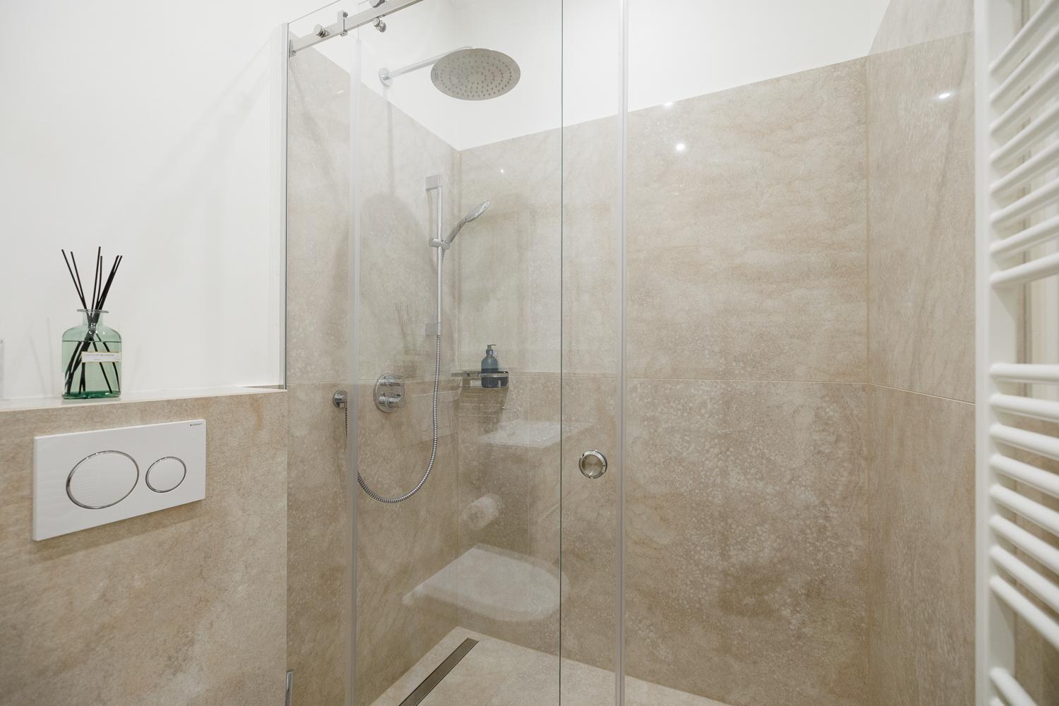 Stylish 1-Bedroom 2-Bath by Canal Minutes from Historic Centre