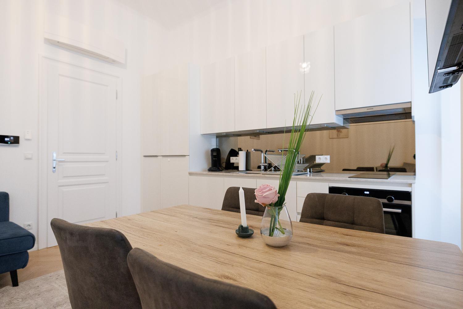 Stylish 1-Bedroom 2-Bath by Canal Minutes from Historic Centre
