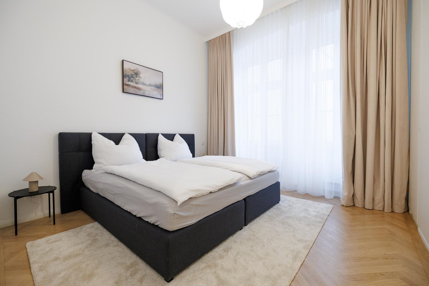 Stylish 1-Bedroom 2-Bath by Canal Minutes from Historic Centre