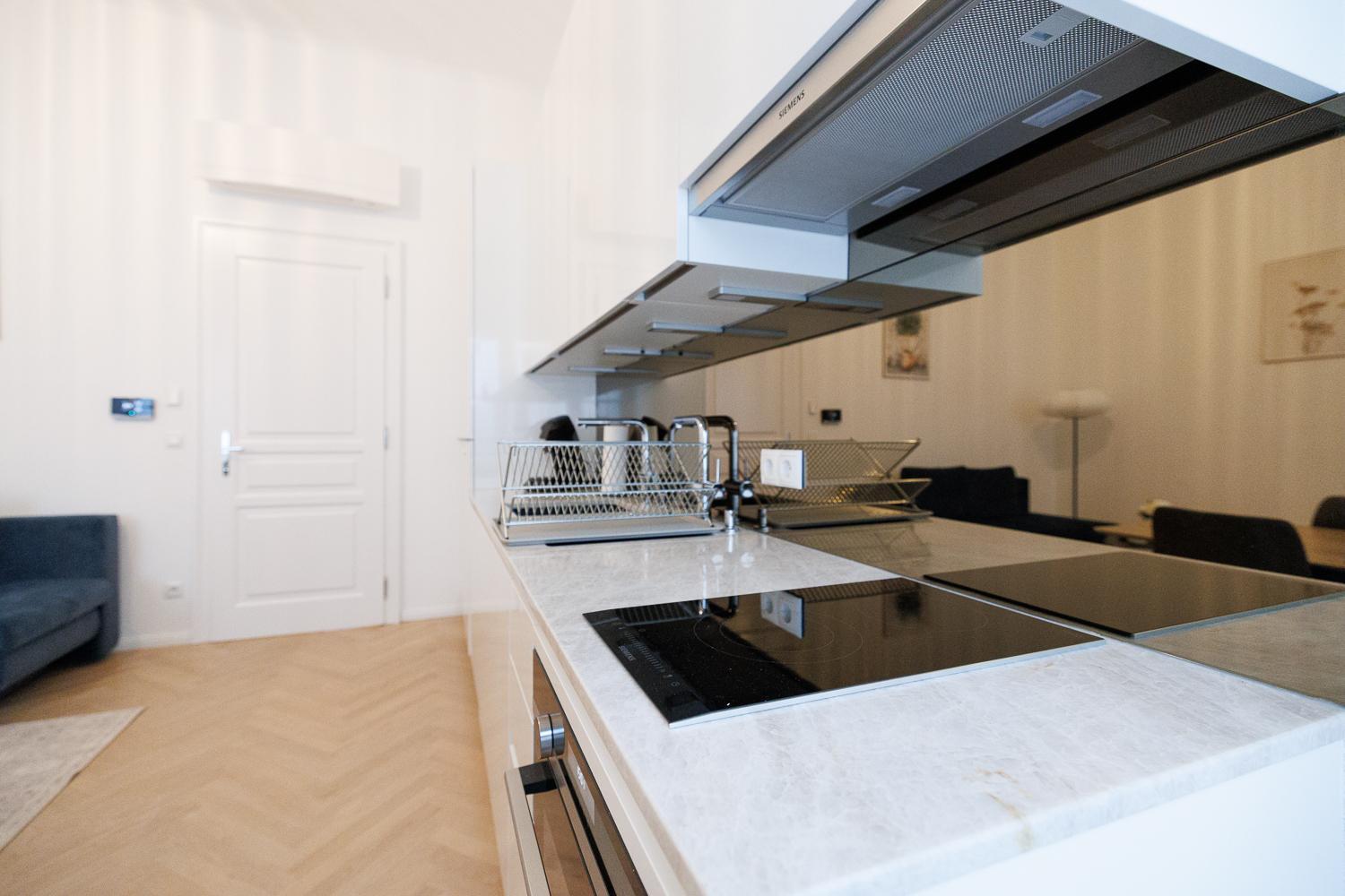 Stylish 1-Bedroom 2-Bath by Canal Minutes from Historic Centre