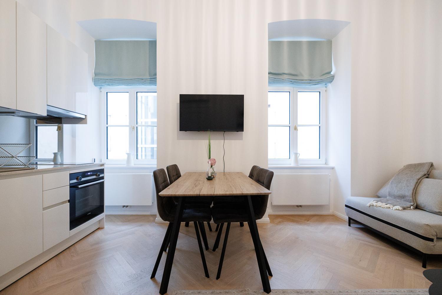 Stylish 1-Bedroom 2-Bath by Canal Minutes from Historic Centre