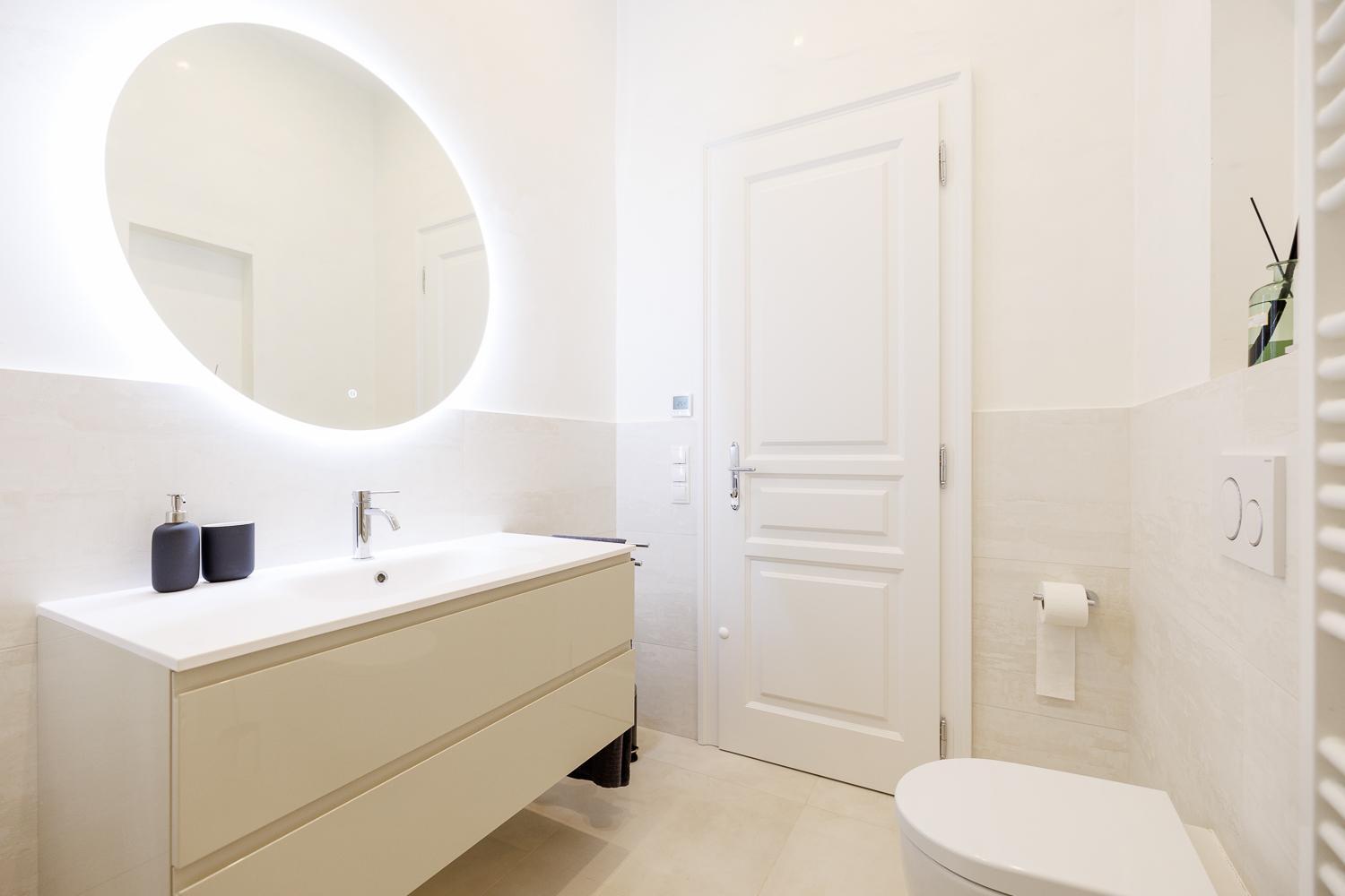 Ultra Spacious 3-Bedroom 3-Bath Steps from Vienna's Historic Heart