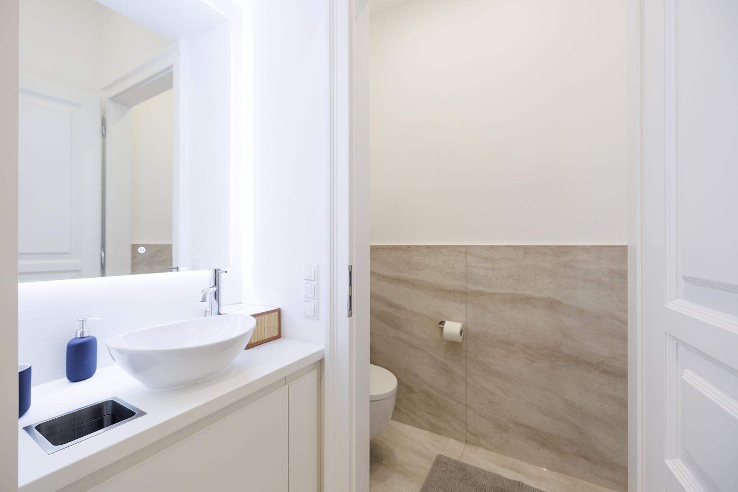 Ultra Spacious 3-Bedroom 3-Bath Steps from Vienna's Historic Heart
