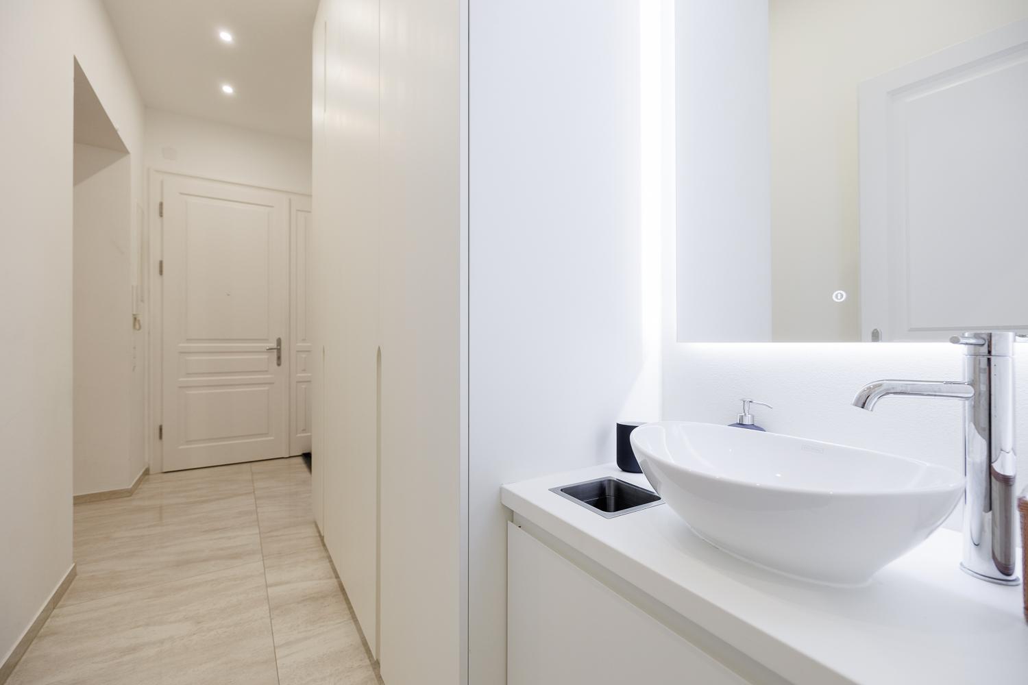Ultra Spacious 3-Bedroom 3-Bath Steps from Vienna's Historic Heart