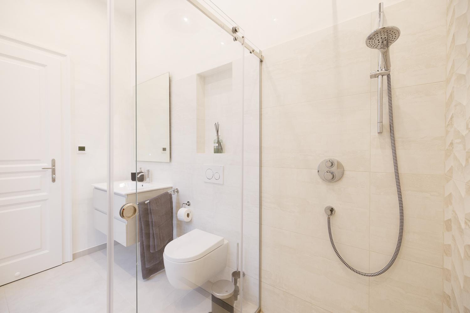 Ultra Spacious 3-Bedroom 3-Bath Steps from Vienna's Historic Heart