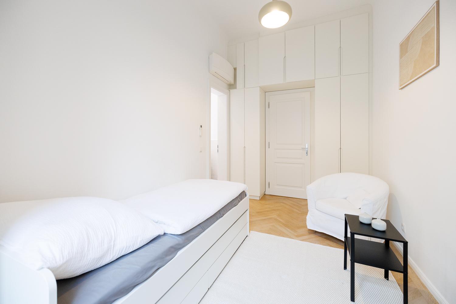 Ultra Spacious 3-Bedroom 3-Bath Steps from Vienna's Historic Heart