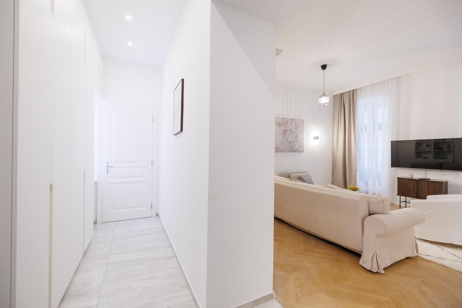 Ultra Spacious 3-Bedroom 3-Bath Steps from Vienna's Historic Heart