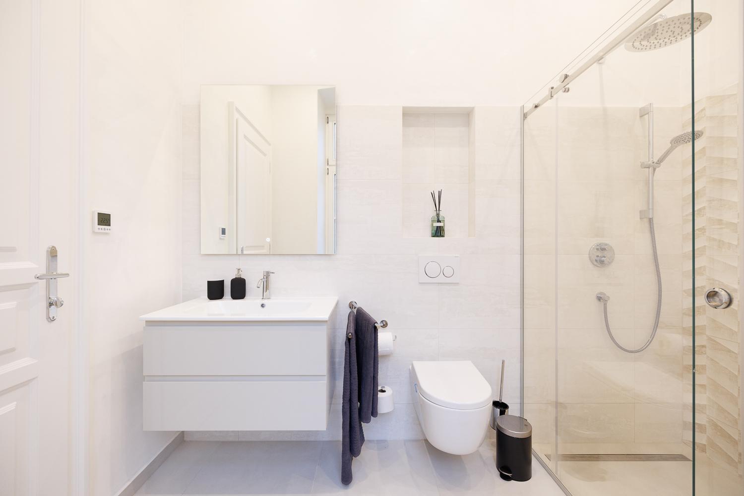 Ultra Spacious 3-Bedroom 3-Bath Steps from Vienna's Historic Heart