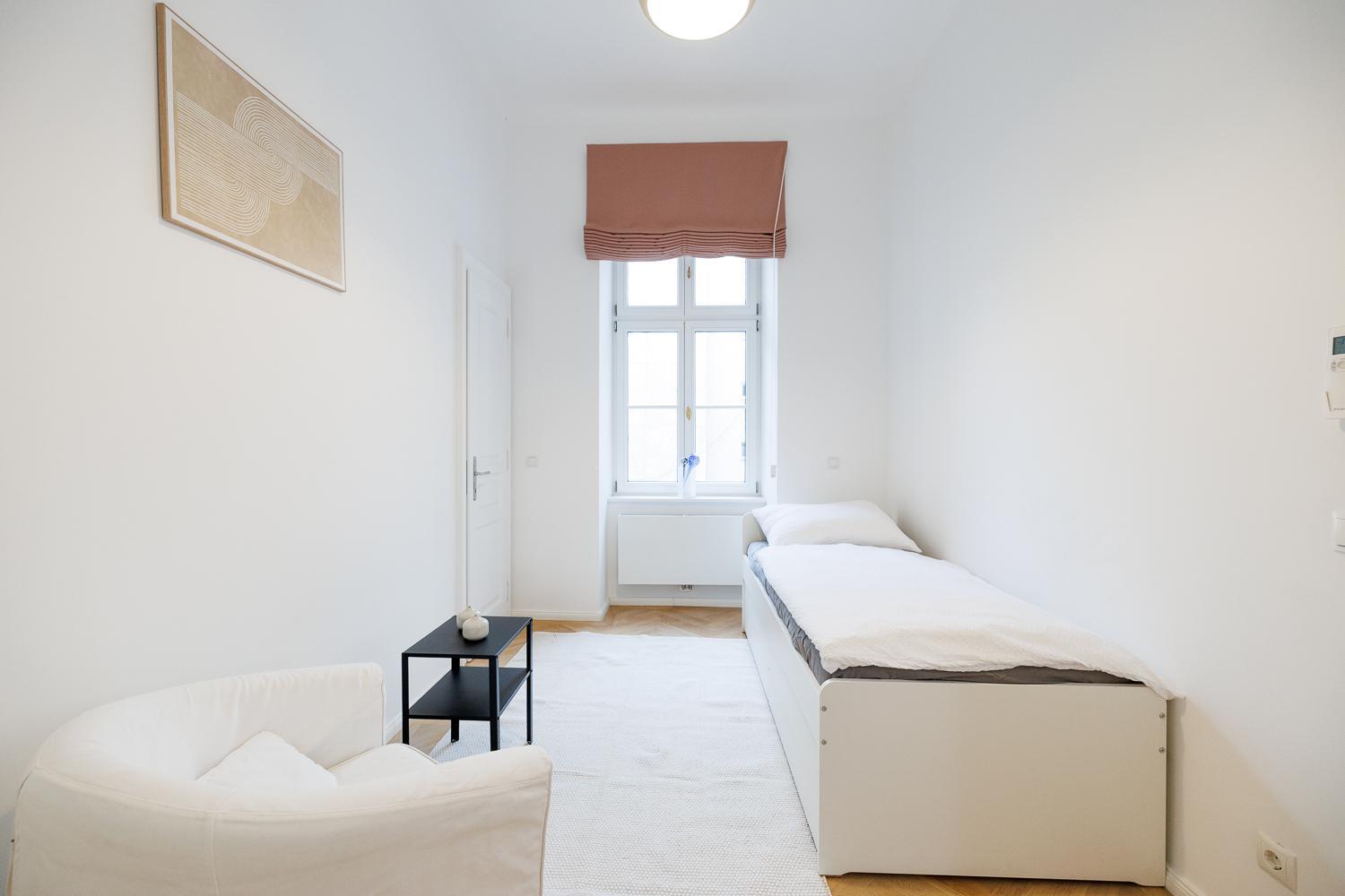 Ultra Spacious 3-Bedroom 3-Bath Steps from Vienna's Historic Heart