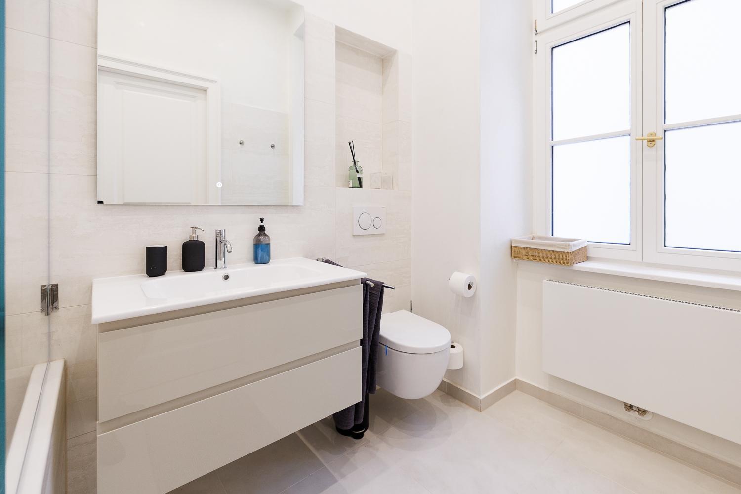 Ultra Spacious 3-Bedroom 3-Bath Steps from Vienna's Historic Heart