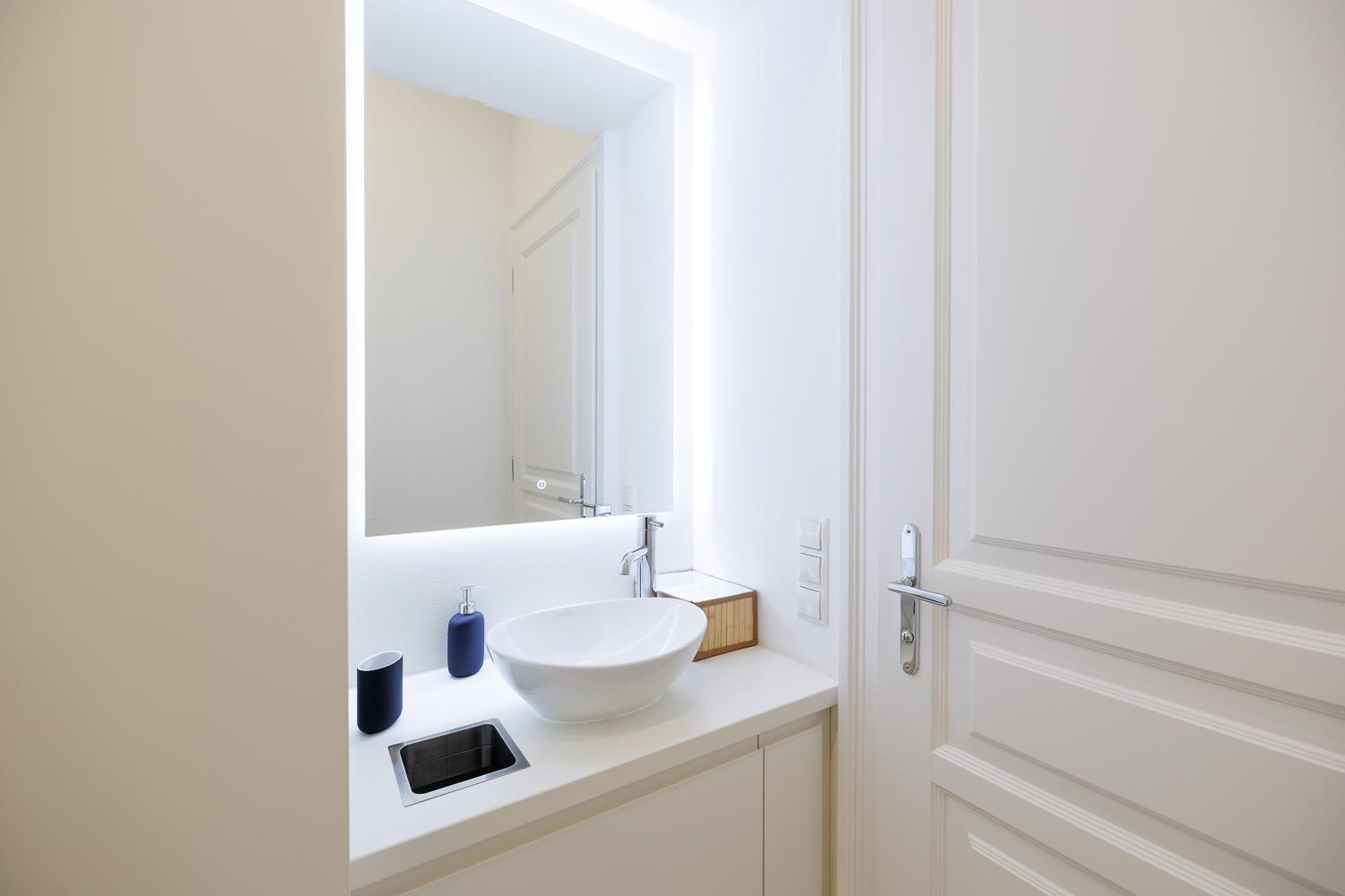 Ultra Spacious 3-Bedroom 3-Bath Steps from Vienna's Historic Heart