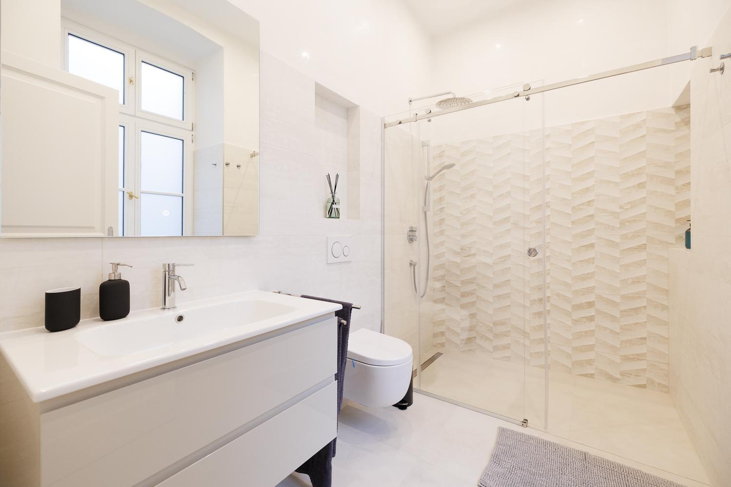 Ultra Spacious 3-Bedroom 3-Bath Steps from Vienna's Historic Heart