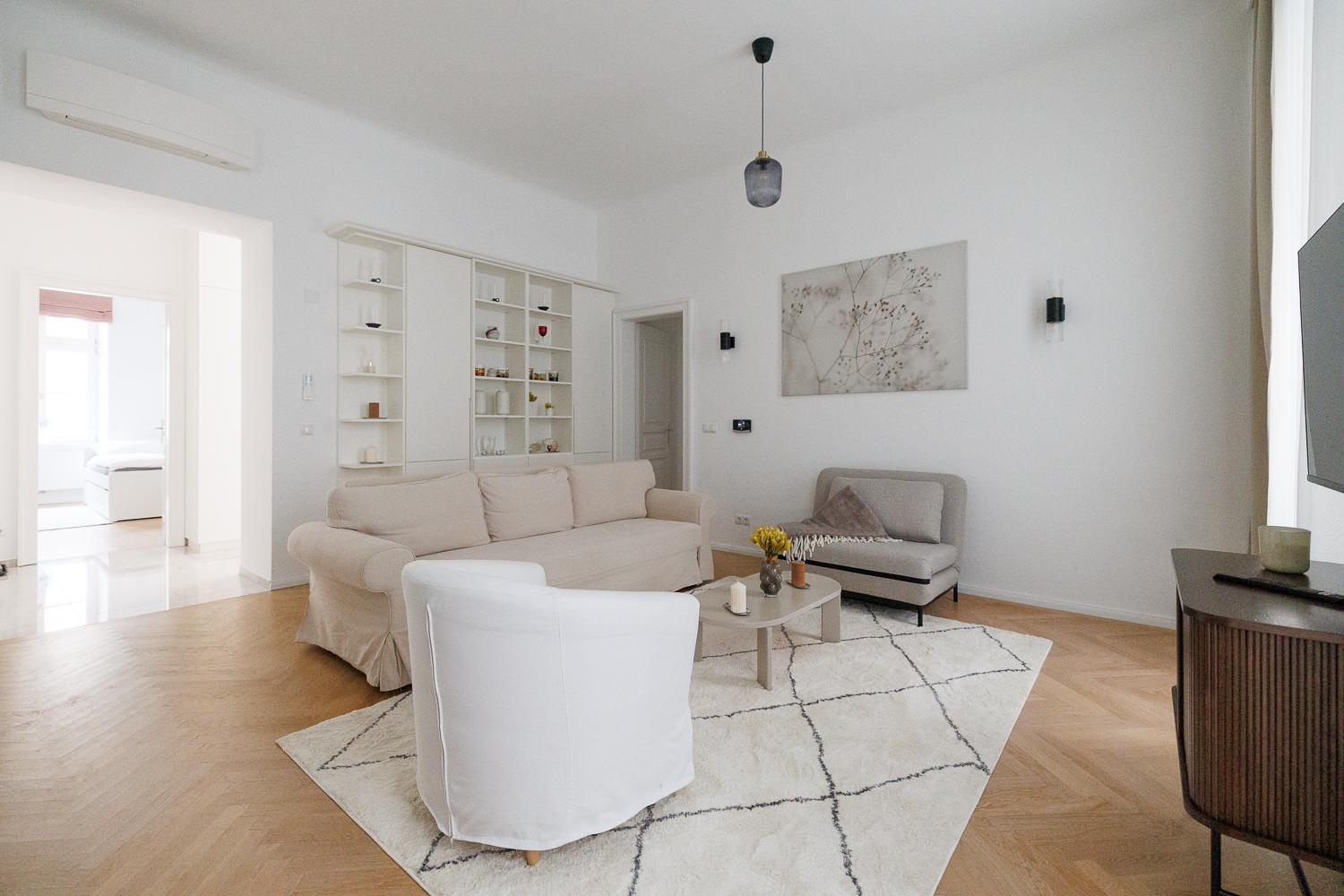 Ultra Spacious 3-Bedroom 3-Bath Steps from Vienna's Historic Heart