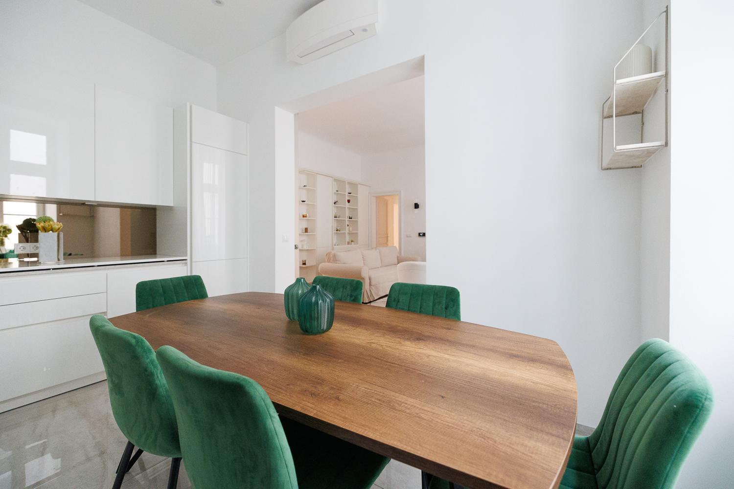 Ultra Spacious 3-Bedroom 3-Bath Steps from Vienna's Historic Heart