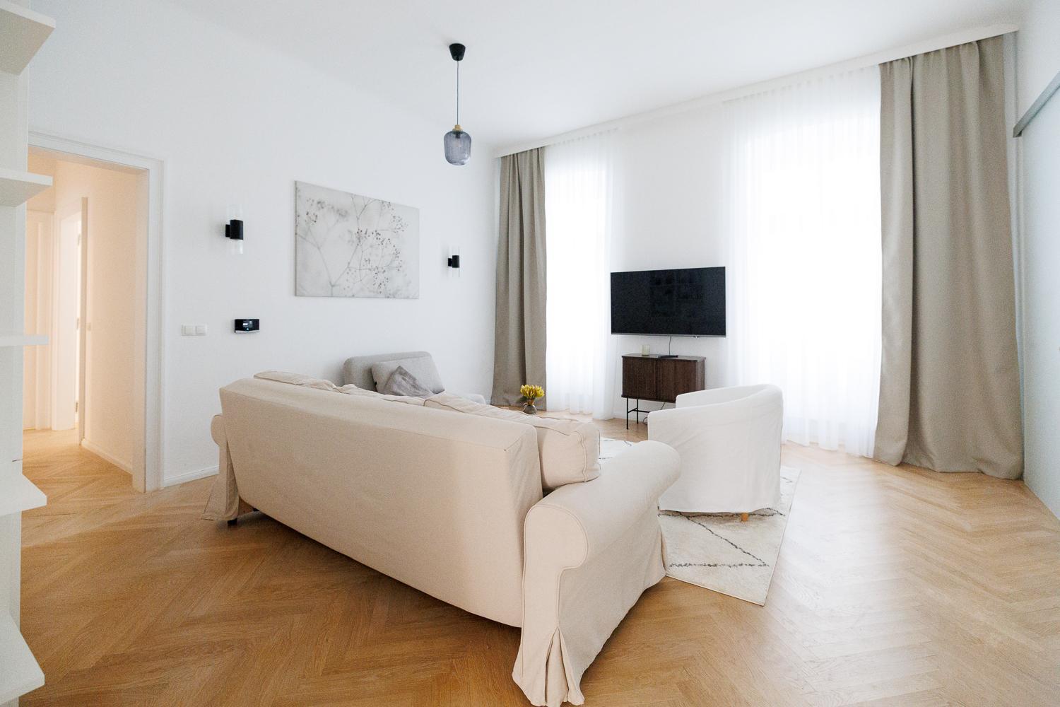 Ultra Spacious 3-Bedroom 3-Bath Steps from Vienna's Historic Heart